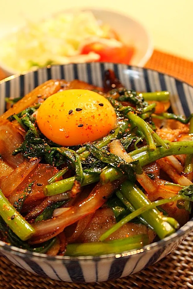 豚肉と空芯菜のスタミナ源たれ炒め丼|はさん