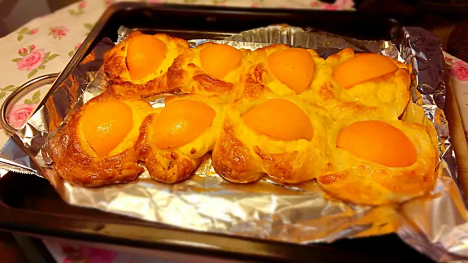 Snapdishの料理写真:Peach Danish Pastry|kchumさん