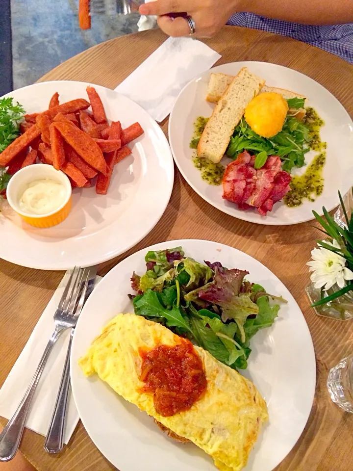 Snapdishの料理写真:Spam Fries, Fried Poach Egg with portobello & bacon, goat cheese & ham omelette|prissyさん