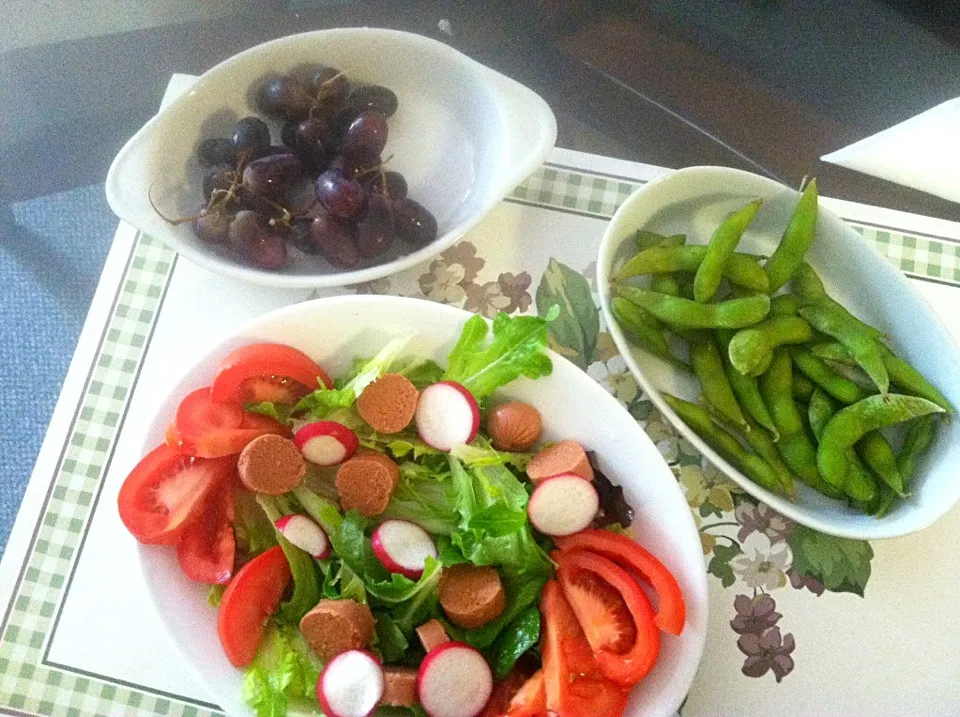 Salad with veggie link, edemame, grapes|victoria valerioさん