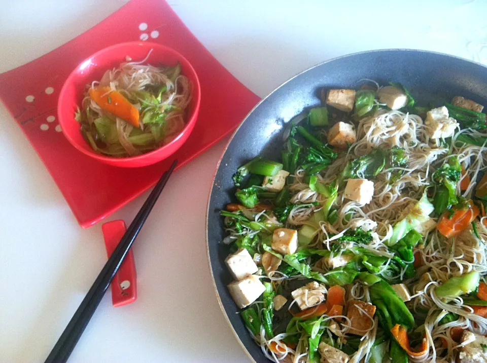 Brown rice noodle stirfry - Chinese broccoli, carrots, scallions, tofu, cabbage.|victoria valerioさん