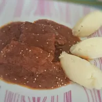 Snapdishの料理写真:escalopines de ternera en salsa de chocolate con quenelles de patata y sésaml|alexさん