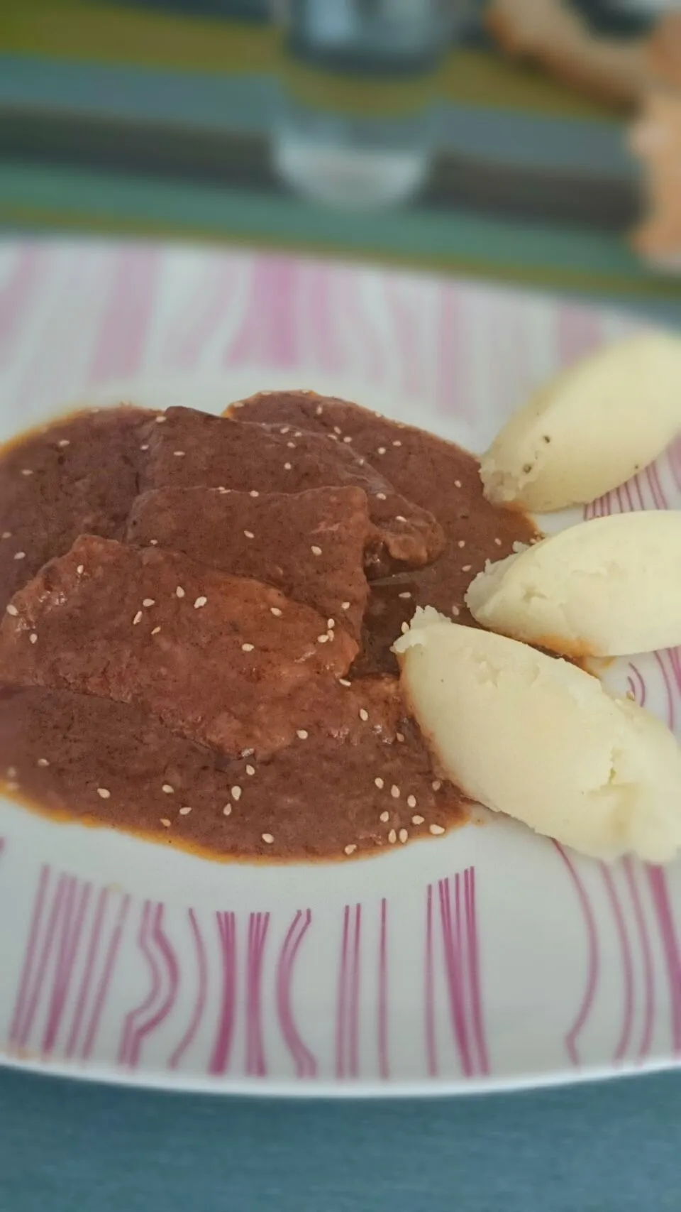 escalopines de ternera en salsa de chocolate con quenelles de patata y sésaml|alexさん