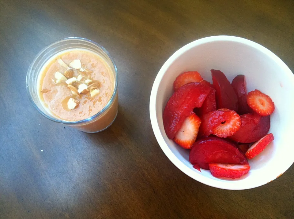 Papaya chai late and fruit bowl -plum and strawberry|victoria valerioさん