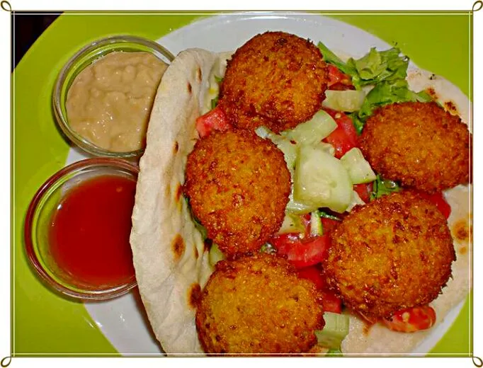 Falafel with chilli sauce and humus|Tya LaCroaziaさん