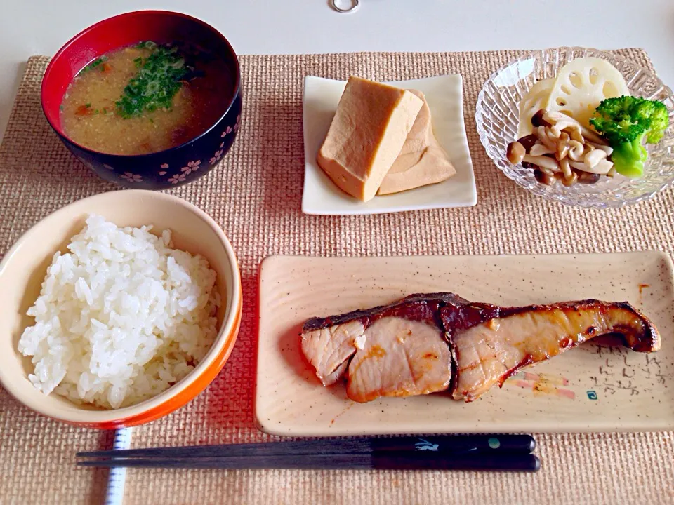 Snapdishの料理写真:鰤の味噌漬 高野豆腐の含め煮 蓮根としめじの和風ピクルス なめこと蓮根の味噌汁|にゃろめさん