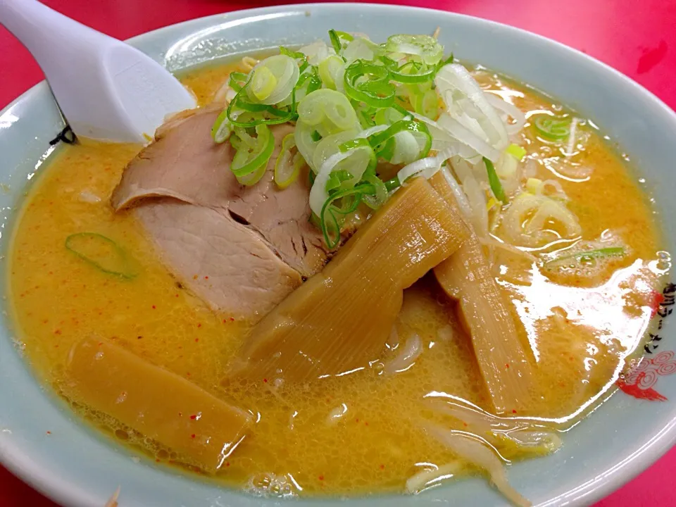 【梅光軒】旭川ラーメン✨人気の味噌ラーメンを食べたよ😆こんなに味噌が濃いラーメンは初めて🍜🍜🍜！ニンニクのいい香りがよすぎる😋|Tanni Kaさん