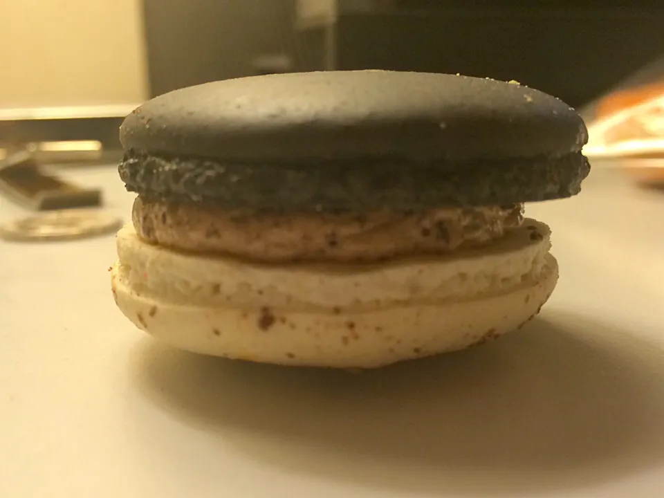 Snapdishの料理写真:Cookies & Cream Macaroon|rebekah thompsonさん