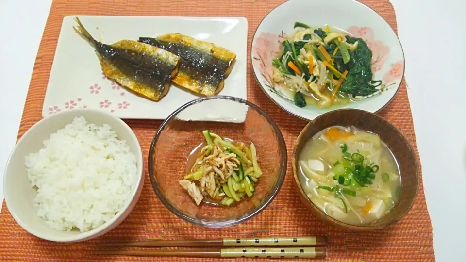 いわしの蒲焼き、小松菜えのきにんじんの煮物、ささみ胡瓜のなめ茸和え、お味噌汁♡|yuiさん