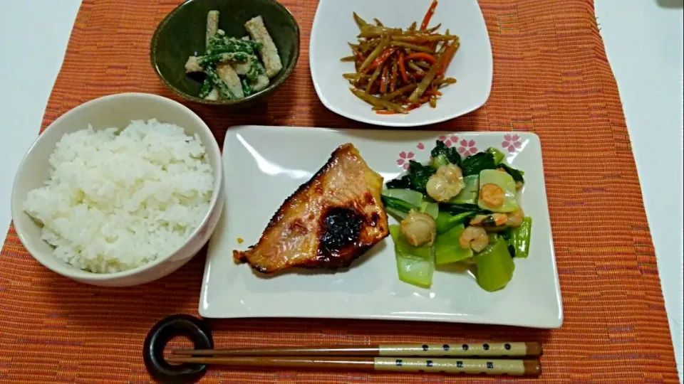 赤魚の西京焼き、チンゲン菜と海老ホタテの中華炒め、きんぴらごぼう、インゲンとちくわのごまマヨ和え♡|yuiさん