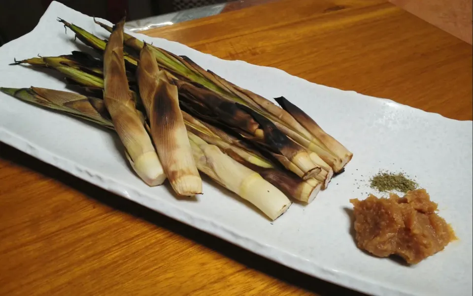 焼き根曲り竹！
信州味噌と山椒で食べます。|じゃっきーさん