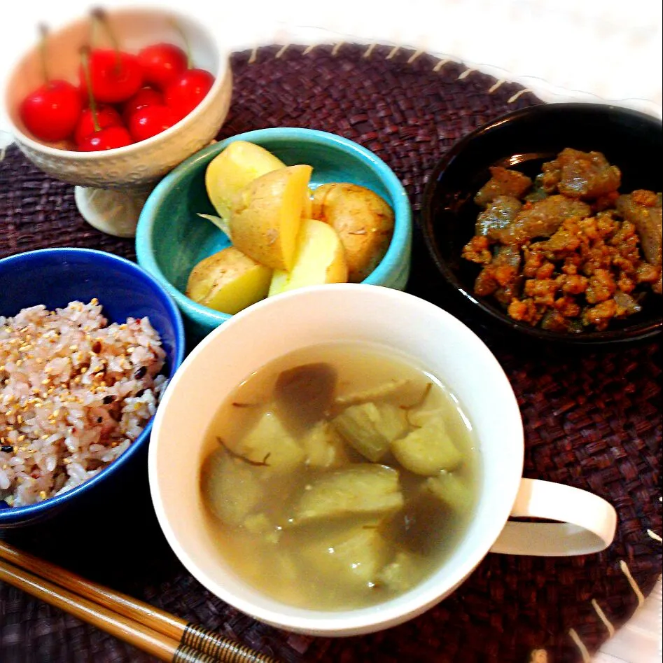 こんにゃくと挽き肉のカレー炒め、じゃがいものホットサラダ、茄子ともずく酢、生姜の和風ダシスープ♪|エコイズムさん