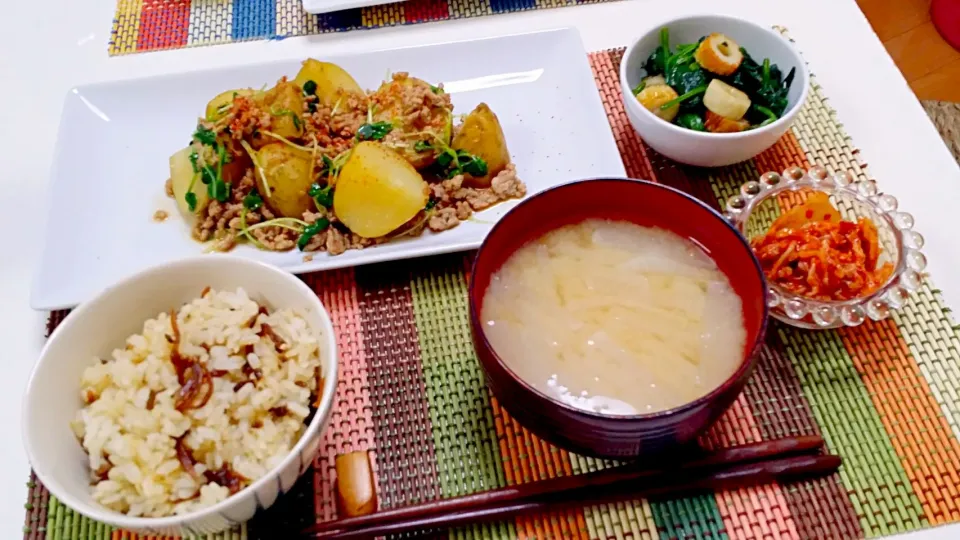 Snapdishの料理写真:今日の夕食 じゃがいもと豚挽き肉のバター醤油炒め、ほうれん草とちくわの和え物、キムチ|pinknari🐰🌈さん