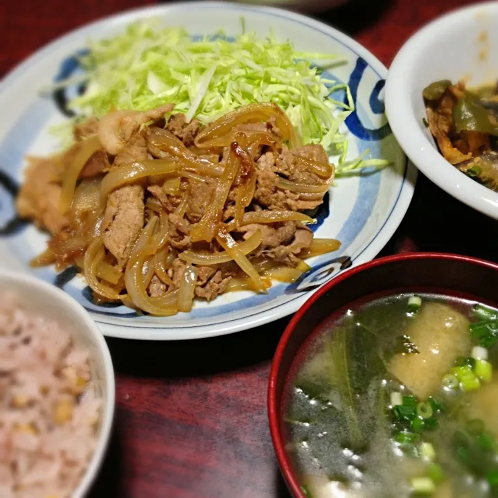 Snapdishの料理写真:豚の生姜焼き＆油揚げとほうれん草と舞茸の味噌汁|ともえさん