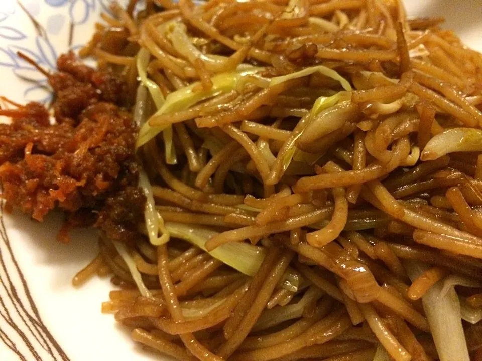 Simple fried noodles with chives and bean sprouts. And a dollop of xo sauce on the side|Ong Sor Fernさん