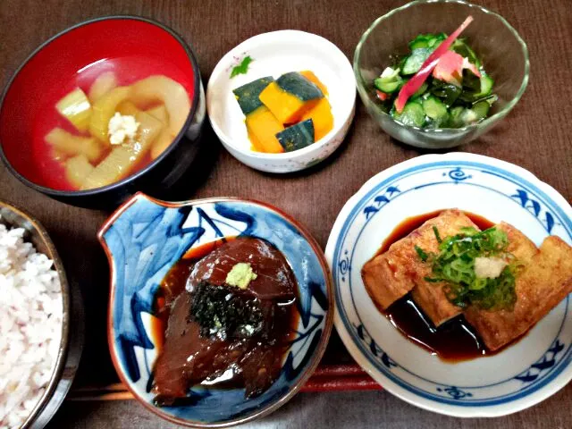 鮪づけ、焼き厚揚げ、南瓜の煮物、きゅうり、わかめ、みょうが、サーモンの酢の物、青瓜のとろみ汁|堀江さん