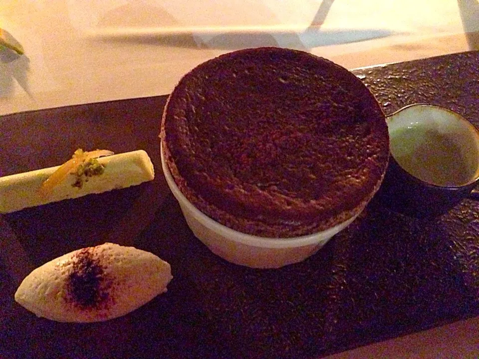 Choc and pistachio soufflé|Chocochuさん