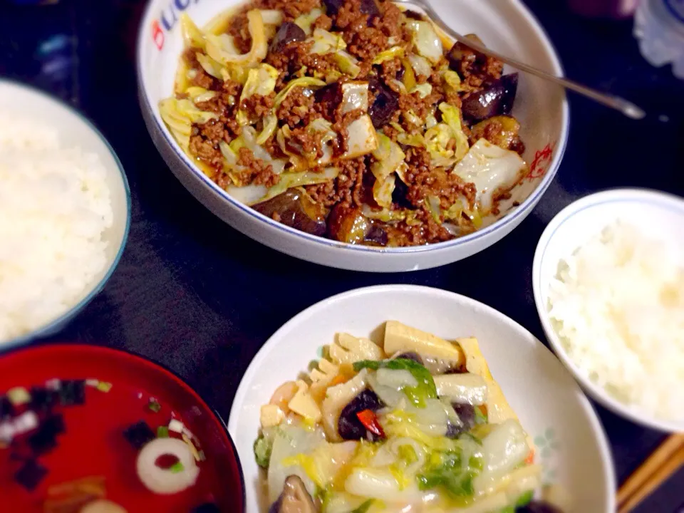 今日の晩ご飯は、茄子とキャベツの肉味噌炒め、ブロッコリーとエビの塩炒め、お吸い物。|ゆえさん