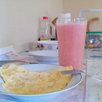 chicken omlette with strawberry pineapple smoothe|shelleyyさん