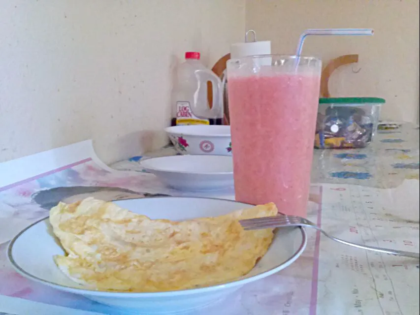 chicken omlette with strawberry pineapple smoothe|shelleyyさん