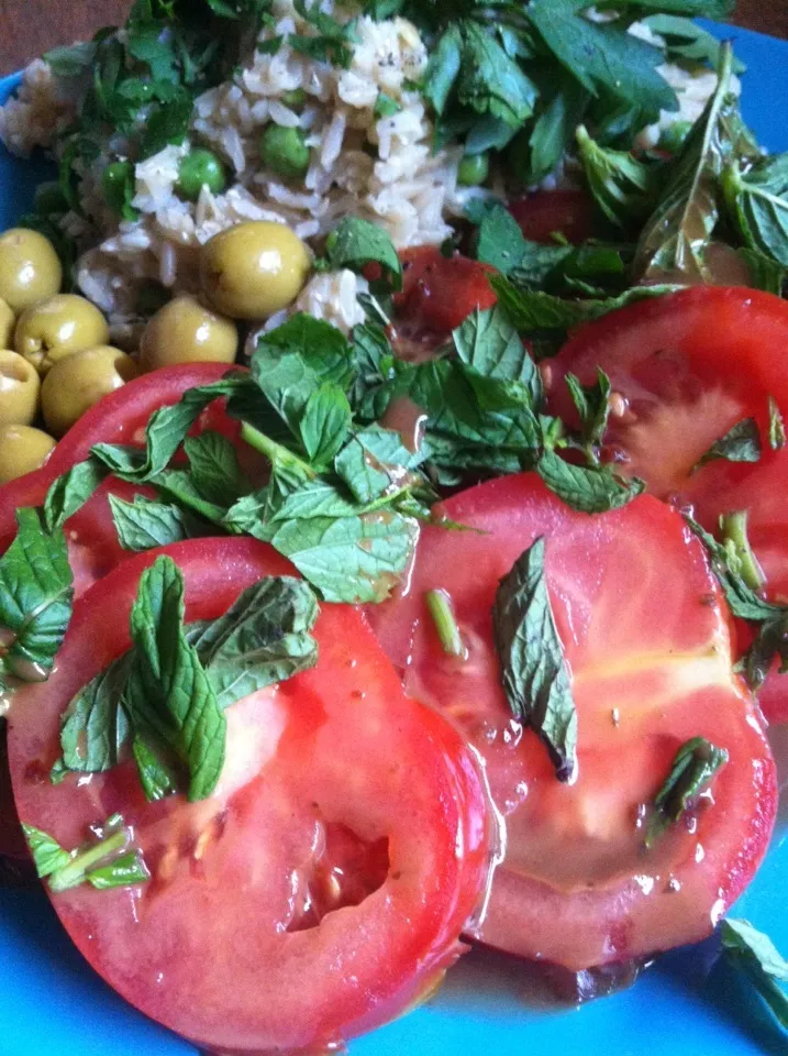 Sliced tomatoes with mint & balsamic vinegar and rice|Nick Hiderさん