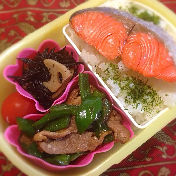 ピーマンと豚肉の牡蠣油炒めと焼き鮭弁当|もえさん