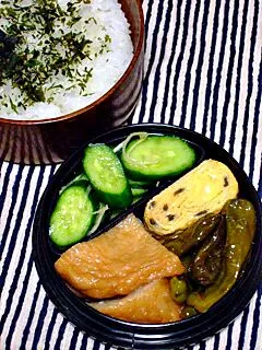 Snapdishの料理写真:お弁当（もみわかめ乗せご飯、ししとうの甘辛炒め、塩昆布入り卵焼き、練り物の煮物、きゅうりの生姜浅漬け）|すーさん