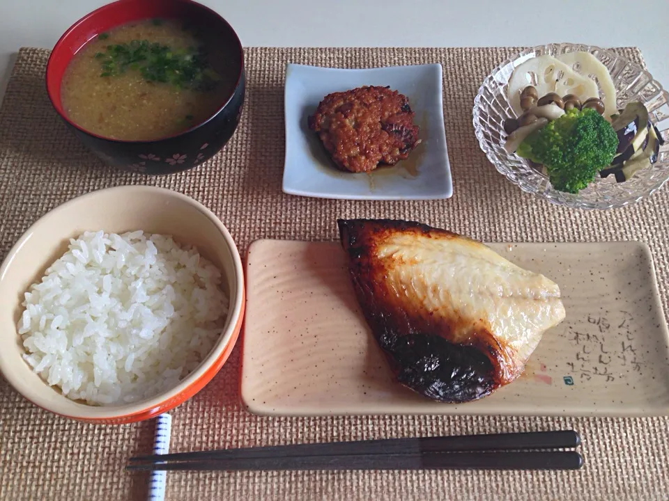 銀鱈西京漬 蓮根つくね 茄子蓮根しめじの和風ピクルス なめこと蓮根の味噌汁|にゃろめさん