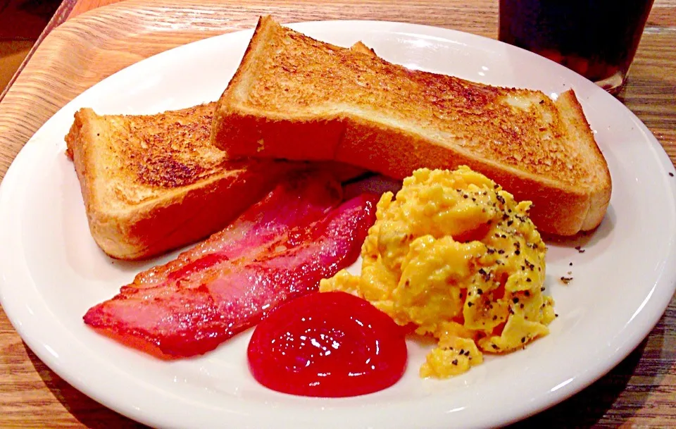 Toast bread with fried bacon & egg for breakfast (^_−)|Liezlさん