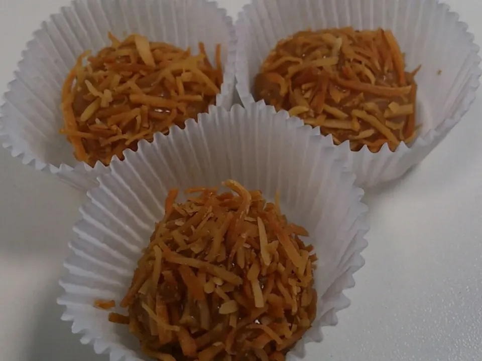 Snapdishの料理写真:Brigadeiro de Doce de Leite com Coco|Daniela Cunhaさん