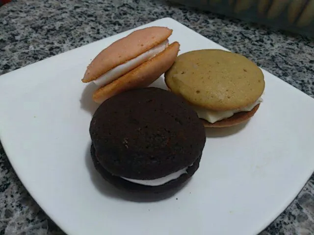 Snapdishの料理写真:Whoopies de limão, morango e chocolate|Daniela Cunhaさん