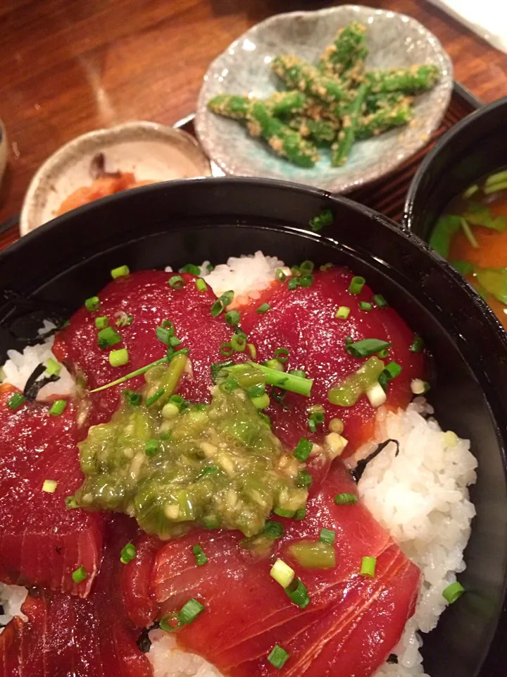 Snapdishの料理写真:日替わりランチは葉わさびまぐろ漬け丼。つんっ！て来るよ。すごく。|liccaさん