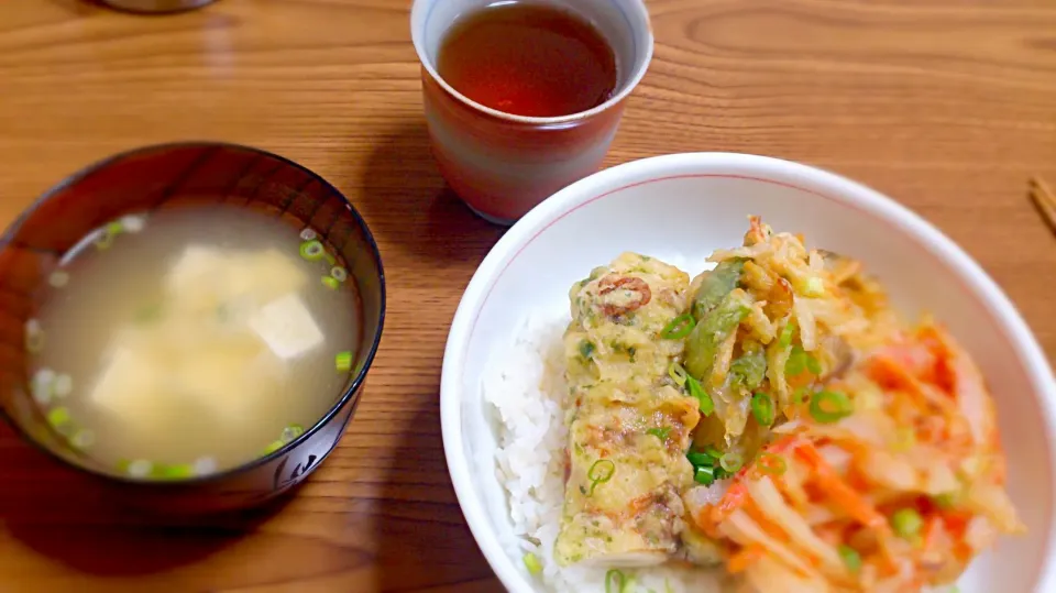 Snapdishの料理写真:・かき揚げ丼(玉ねぎといんげん豆、桜えびと人参、竹輪)
・豆腐の味噌汁|ようかんさん