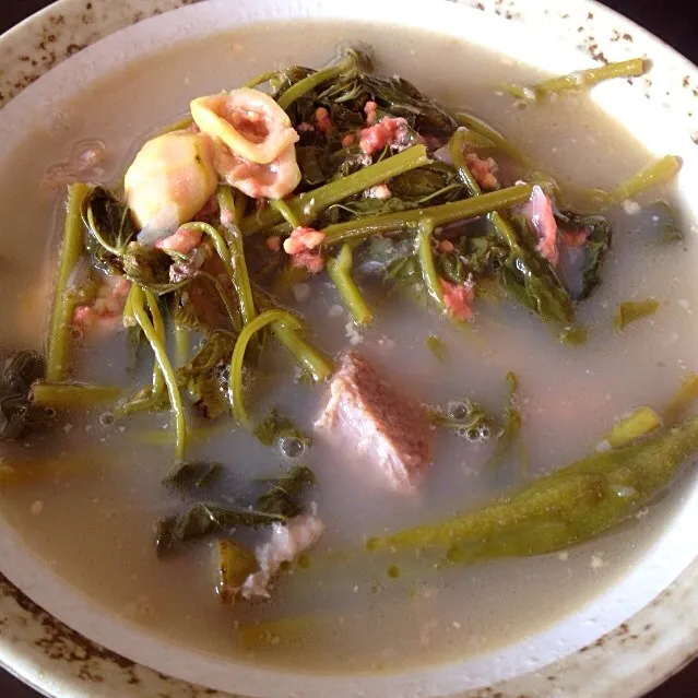 豚肉、芋の葉、オクラをグァバと煮込んだもの。甘酸っぱいスープがんまいんだこれが(*´∀｀)|Kenny Hiraiさん