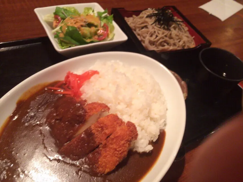 チキンカツカレーとそば定食を頂きました。|momongatomoさん