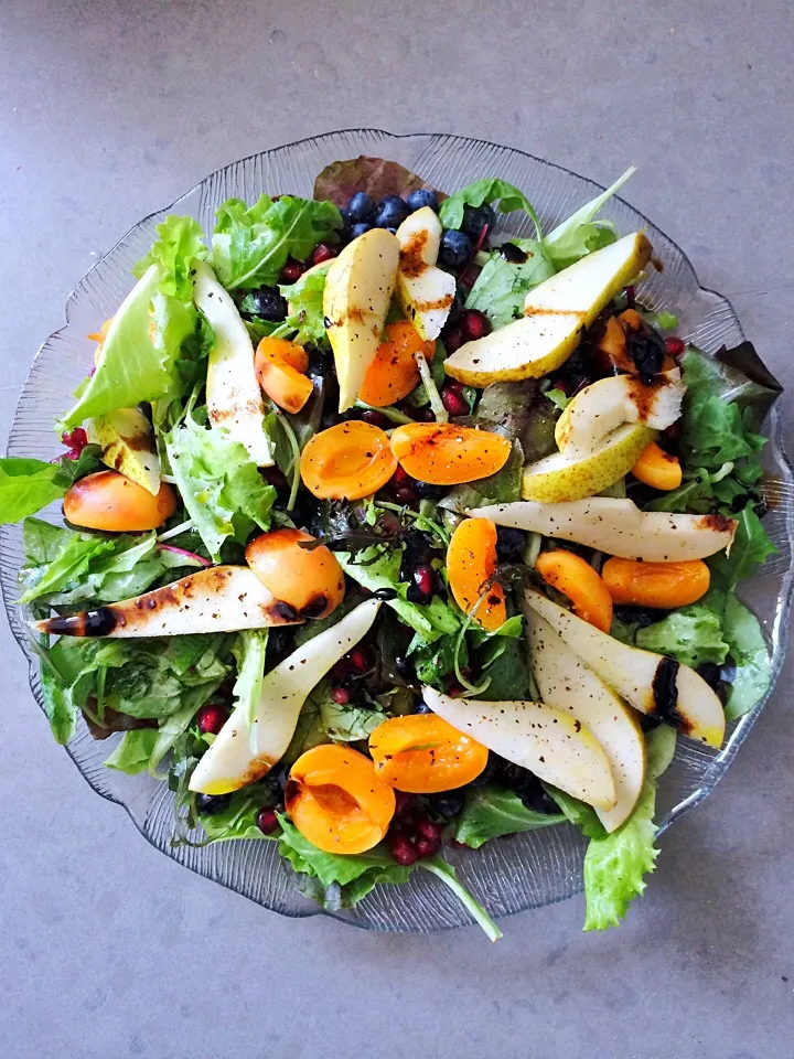 Mixed greens with pear, apricot, blueberry & pomegranate|12Dragonさん