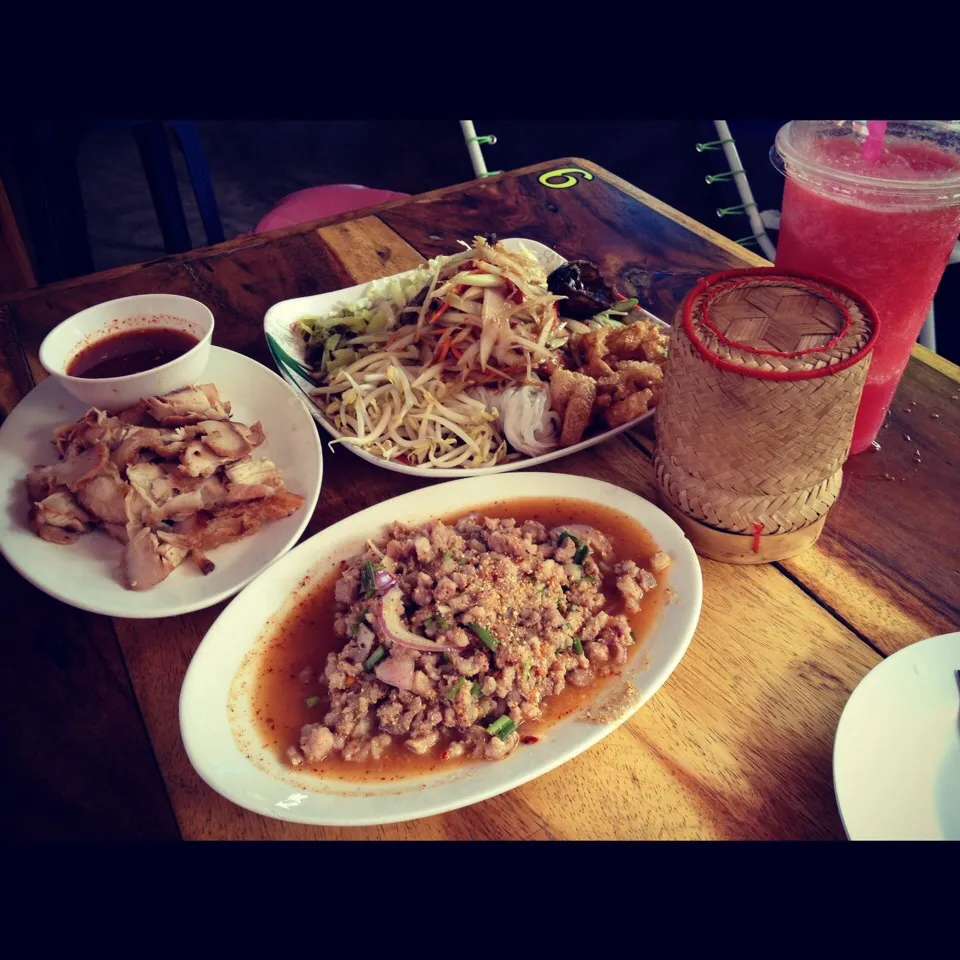 Somtum (Papaya Salad), Ribeye pork BBQ, Lab Moo(Spicy Minced Pork Salad and Sticky Rice😋|Kungten Fioさん