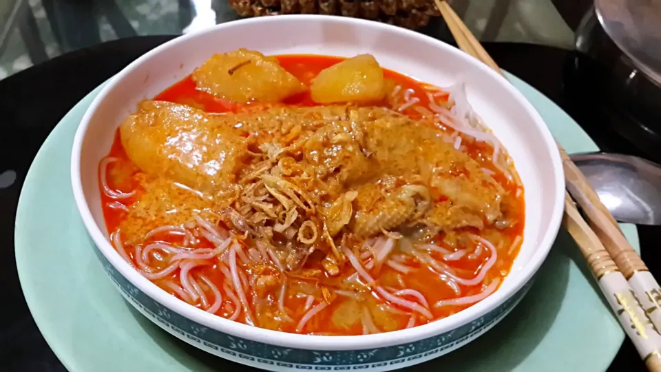 Snapdishの料理写真:Indonesian Chicken Curry Bee Hoon|Keroppiさん