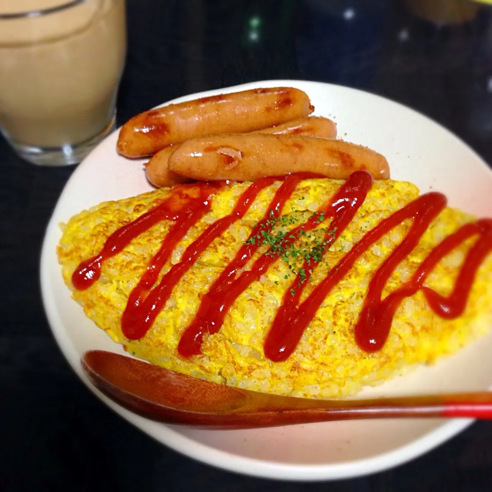 今日の晩ご飯は、オムライスとウインナー、カフェオレ。|ゆえさん