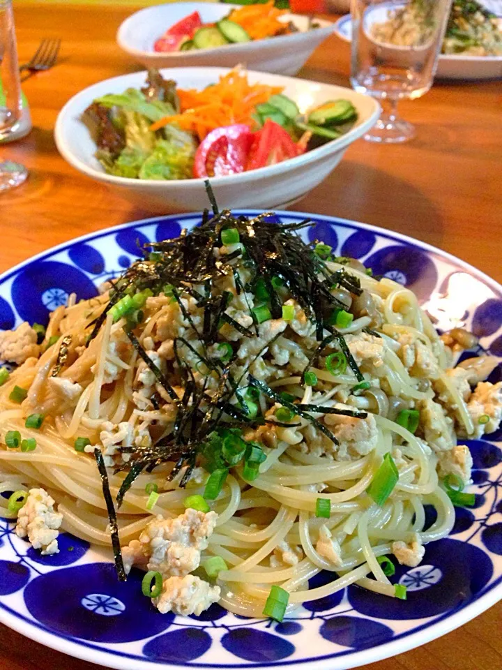 Snapdishの料理写真:キノコと鶏挽肉の和風パスタ|脇田喬さん