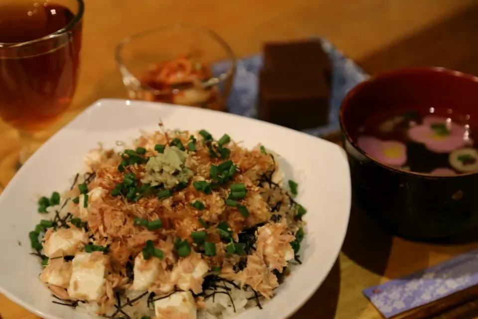 【夕ご飯】クリームチーズとツナのどんぶり、キムチ、花麩のお吸い物、水ようかん♪|マカロンさん