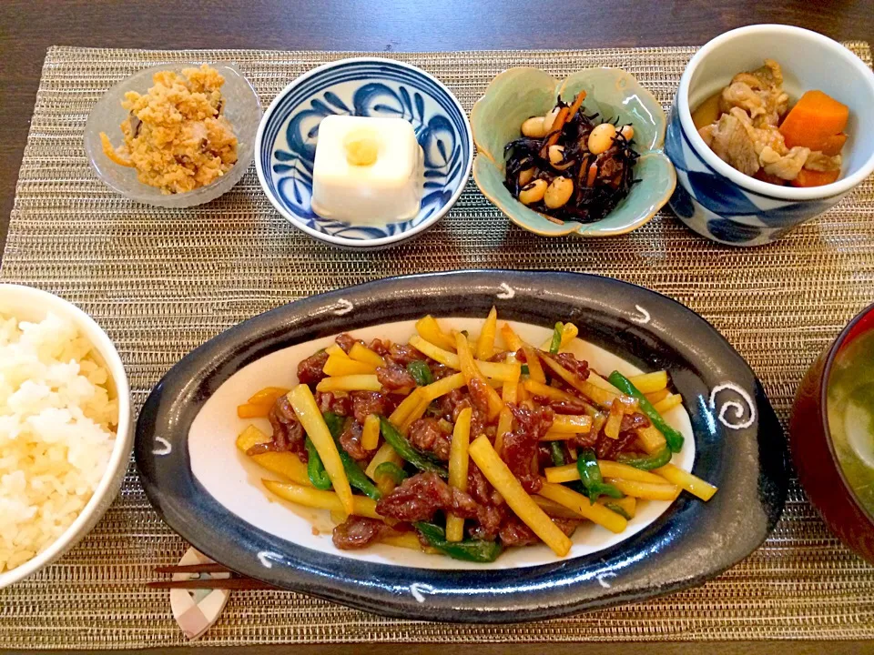 ジャガイモでチンジャオロース   卯の花   豆腐   ひじき煮   煮物   味噌汁|NAKATAさん