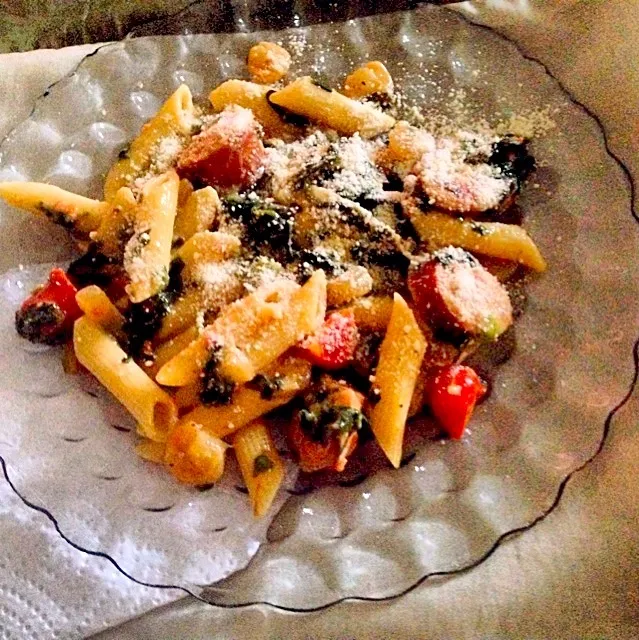 Shrimp,spinach,grape tomato and Kielbasa penne pasta. Based with a alfredo tomato dry sauce.|Brittany Fosterさん