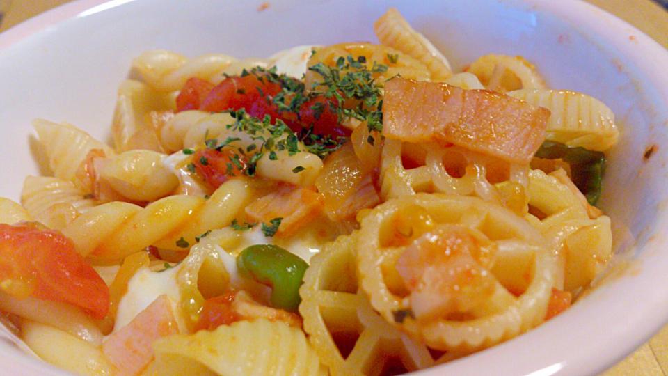 モッツァレラチーズとトマトのパスタ