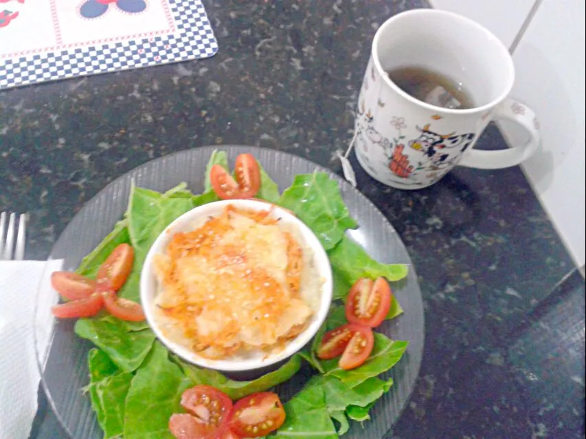 Snapdishの料理写真:02/07/2014 - jantar

escondidinho de macaxeira com frango light + pitada de queijo parmesão ralado 
couve + tomates-cereja
chá verde com hortelã|Gabriela Baptistaさん