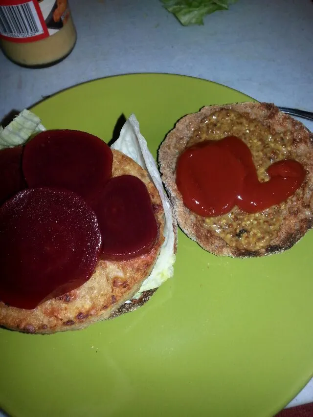 English muffin burger with lettuce, mayo, whole grain mUstard, ketchup, and beets.|Polly Gelfusoさん