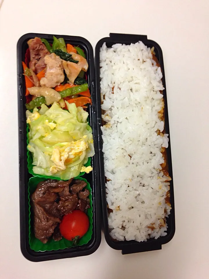 Snapdishの料理写真:カレー弁当♡やきとり入り野菜炒め♡キャベツ玉子バター炒め♡牛肉♡プチトマト|ちかさん