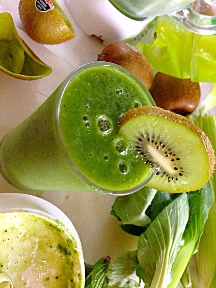 Green smoothie 💚(Kiwi celery pineapple ,Bok Choy leaf,mint )|viviさん