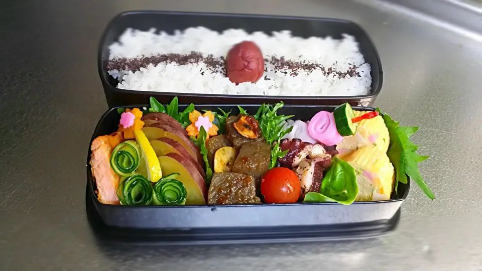 《金曜日のお弁当》

・だし巻き玉子蒲鉾ネギ入り
・こんにゃくステーキ（自家製タレ）
・タコのバジルソティー
・鮭焼き
・さつま芋のレモン蜂蜜煮
・クルクル蒲鉾、きゅうり💕

行ってらっしゃ〜󾀂|藤田 まり子さん