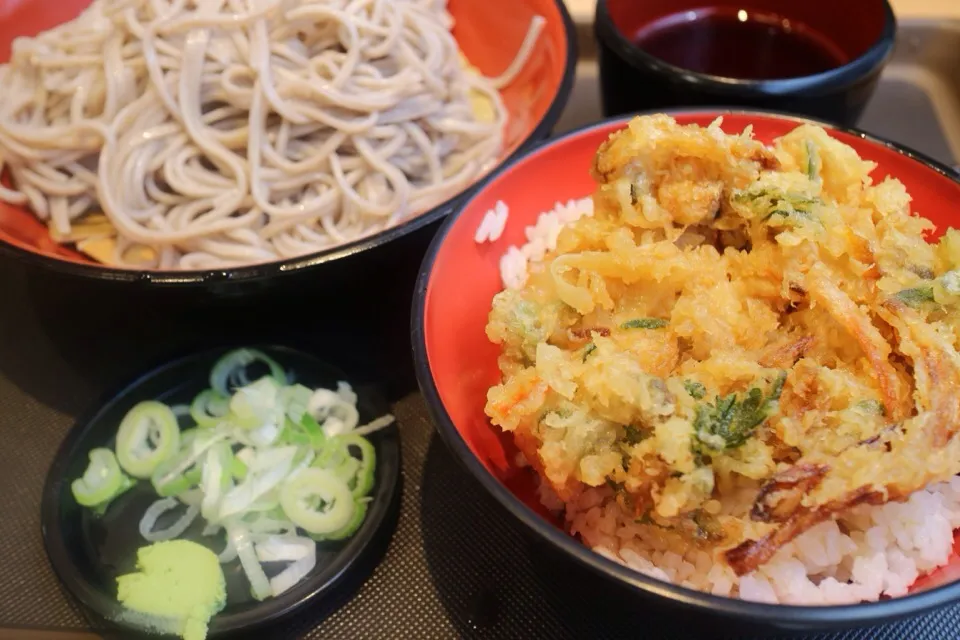 Snapdishの料理写真:海鮮かき揚げ丼セット|マハロ菊池さん